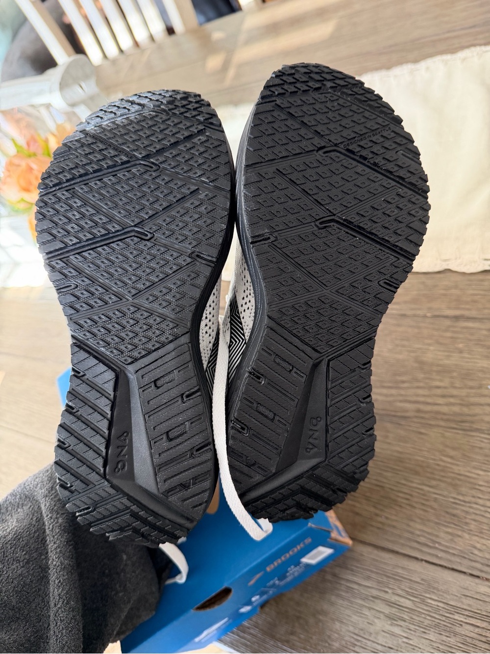 Brooks Revel Women's White and Black Athletic Running Shoes - Picture 6 of 7